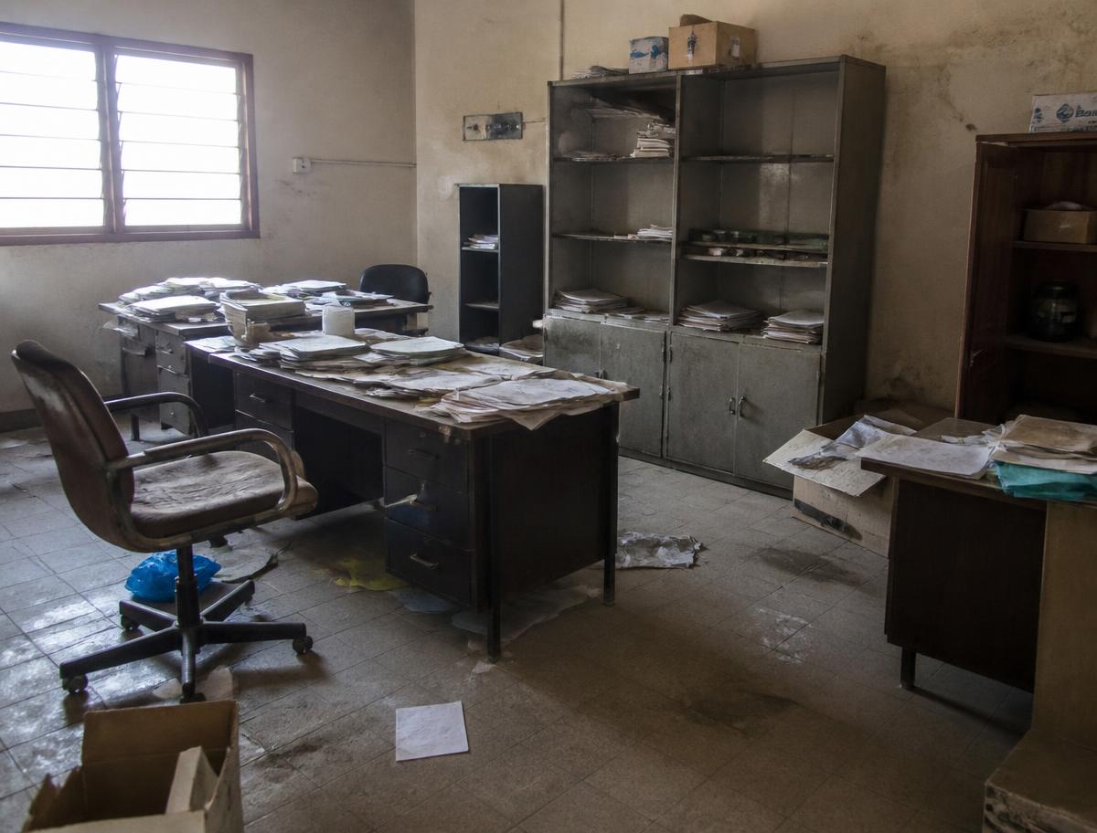 Remise en état d'un open space à Dakar avant nettoyage