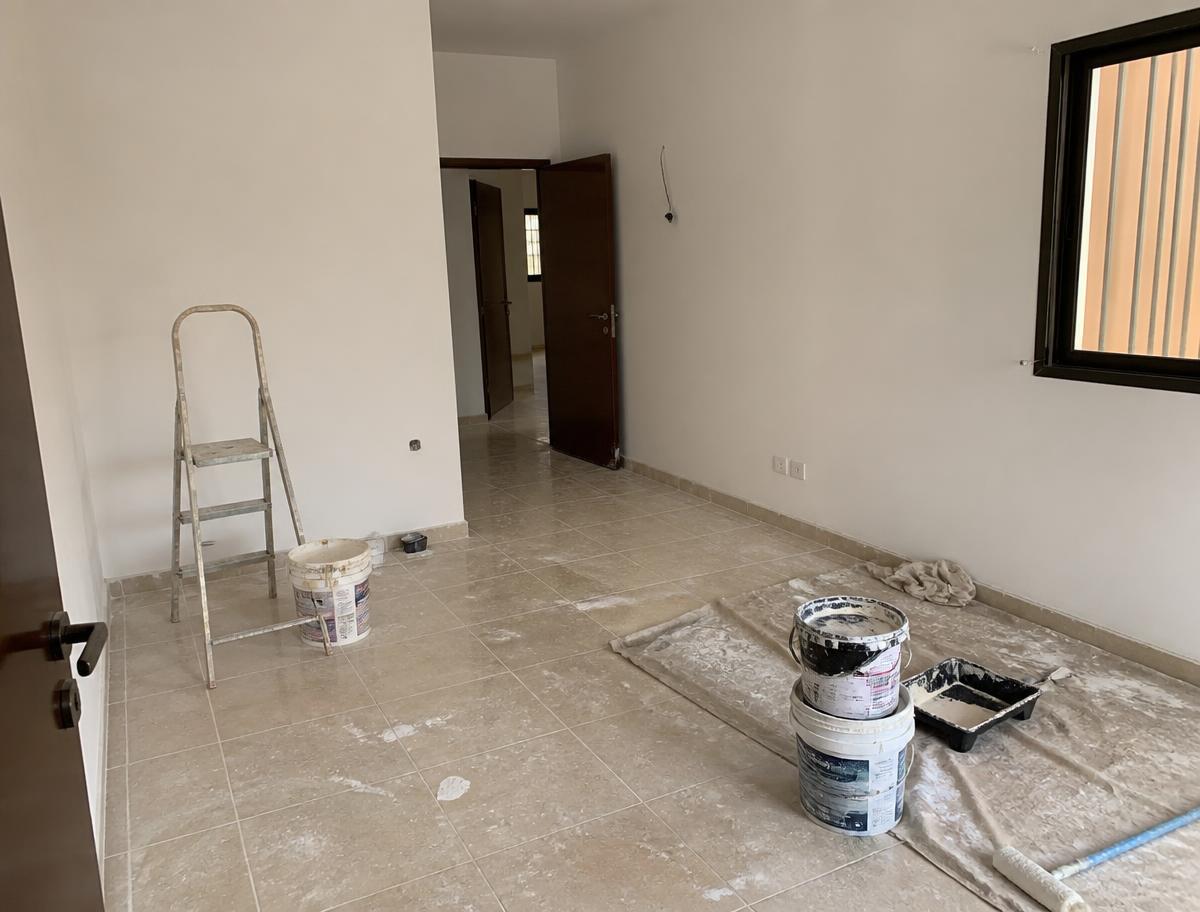 Chambre livrée sans une trace de peinture avant nettoyage